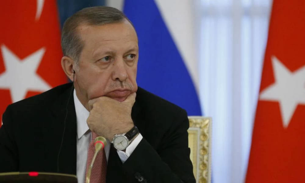 Δημοσκοπήσεις φθοράς για τον Ερντογάν που πιθανόν να τον οδηγήσουν σε αναζήτηση κρίσης